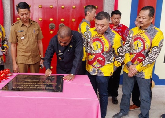 Bupati Karimun Aunur Rafiq menadatangani prasasti untuk gedung Yayasan Marga Huang, pagi tadi. (ft novel)