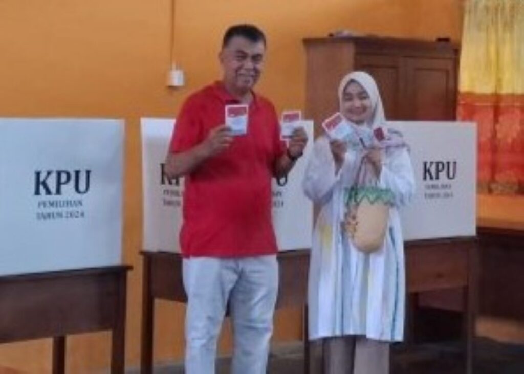 Bupati Wan Siswandi beserta isteri saat menggunakan hak suaranya di Natuna, pagi tadi. (ft putra)