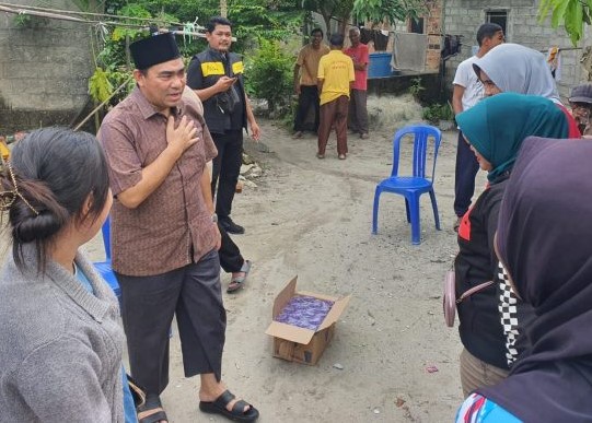 Calon Bupati Bakti Lubis saat menyapa warga Teluk Senang Laut Kecamatan Meral Barat, kemarin. (ft tengku)