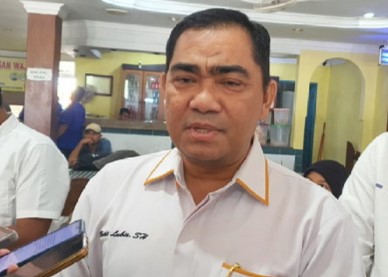 Calon Bupati Karimun Bakti Lubis saat diwawancarai wartawan. (ft novel)