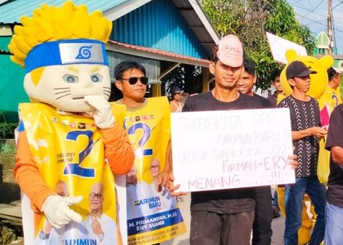 Coshplay Naruto saat kampanye door to door di Sei Lakam Kolong, kemarin. (ft msaimi)
