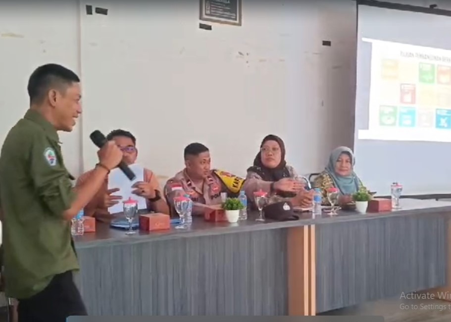 Duta Digital Muhamad Sarih saat menjelaskan program desa cerdas di Desa Telaga Tujuh Durai, pagi tadi. (ft msaimi)