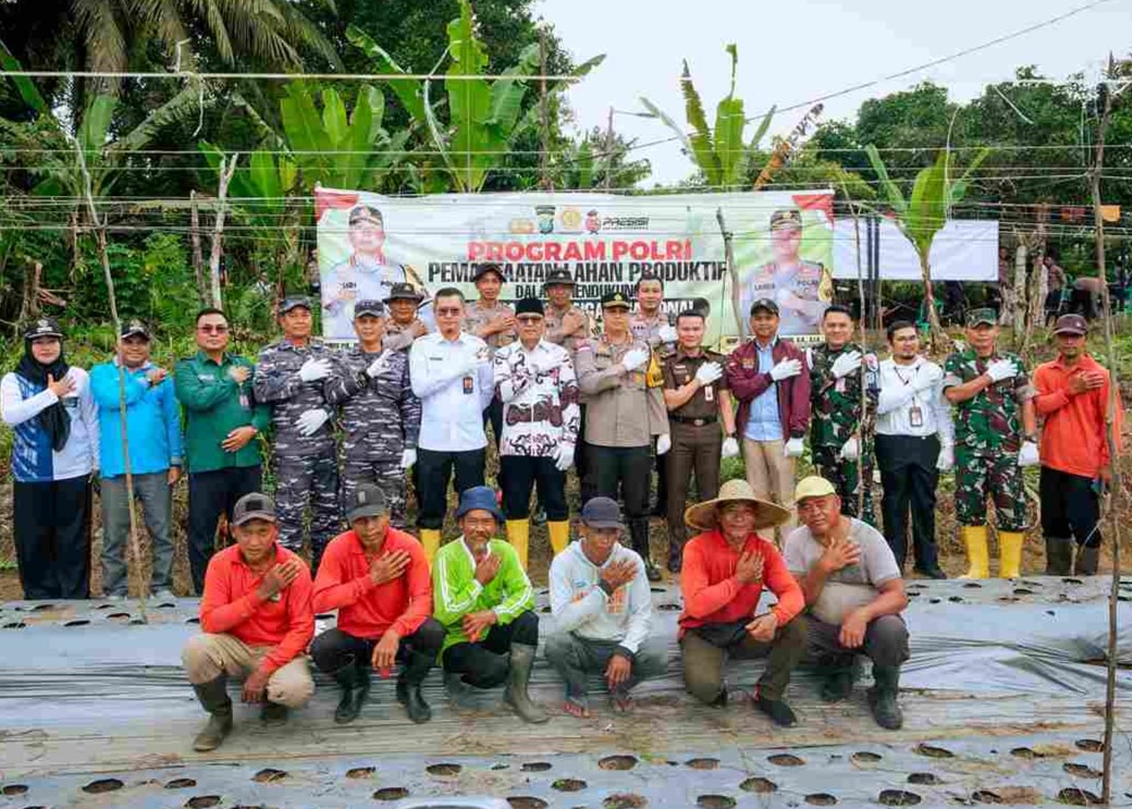 Kapolresta Tanjungpinang berfoto bersama usai acara penanaman jagung untuk program asta cipta di Tanjungpinang. (ft kominfopolrestjpinang)