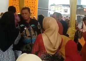 Gubernur Ansar saat menyapa warga saat peresmian Gedung Darussalam di Pamak Tebing, kemarin. (ft msaimi)