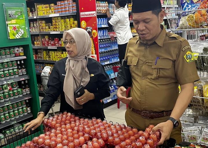 Kabid Perdagangan Disperindag Karimun saat meninjau ketersediaan bahan pokok di swalayan, siang tadi. (ft novel)