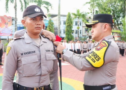 Kapolres Karimun AKBP Robby menyematkan pita tanda Latja kepada perwakilan siswa SPN Polda Kepri, kemarin. (ft humaspolreskarimun)