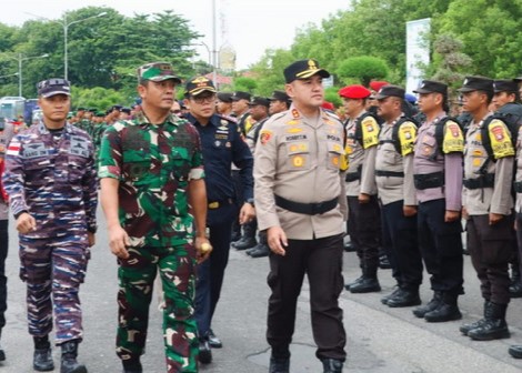 Kapolres Karimun saat meninjau pasukan saat apel kesiapan pengamana Pilkada 2024, kemarin sore. (ft msaimi)