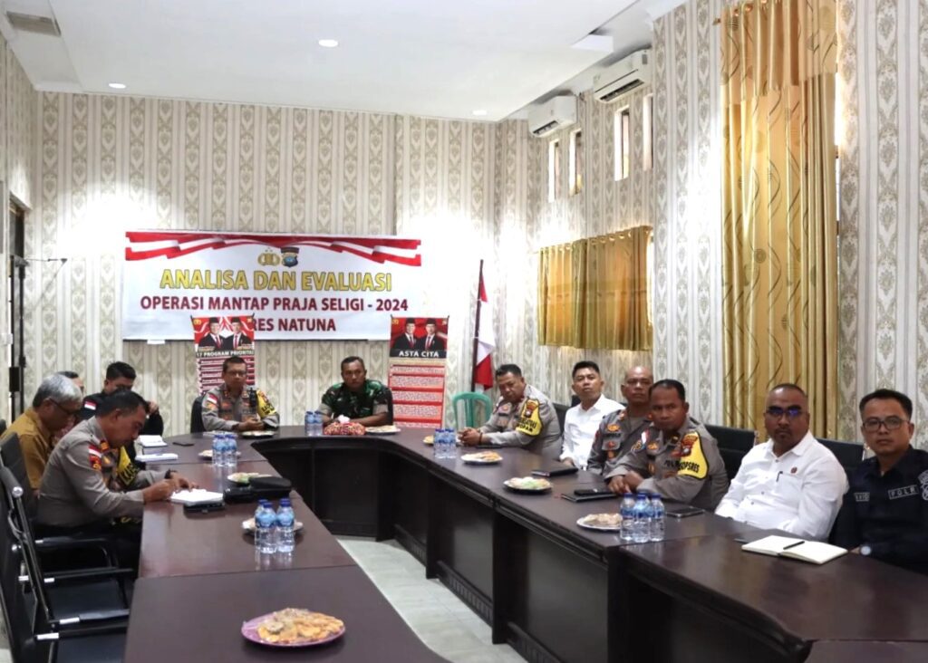 Kapolres dan Dandim Natuna serta KPU dan Bawaslu Natuna saat mendengarkan arahan dari Kapolri dan Panglimat TNI di Mapolres Natuna, pagi tadi. (ft humaspolresnatuna)