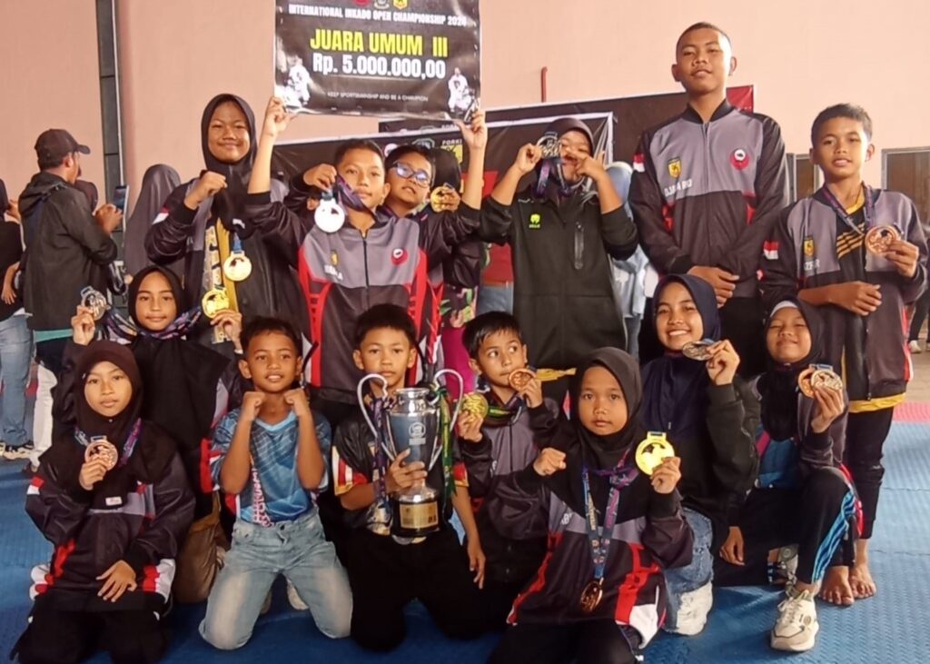 Karateka Inkado binaan Rutan Karimun berfoto bersama usai meraih juara III di Batam, kemarin. (ft inkadokarimun)