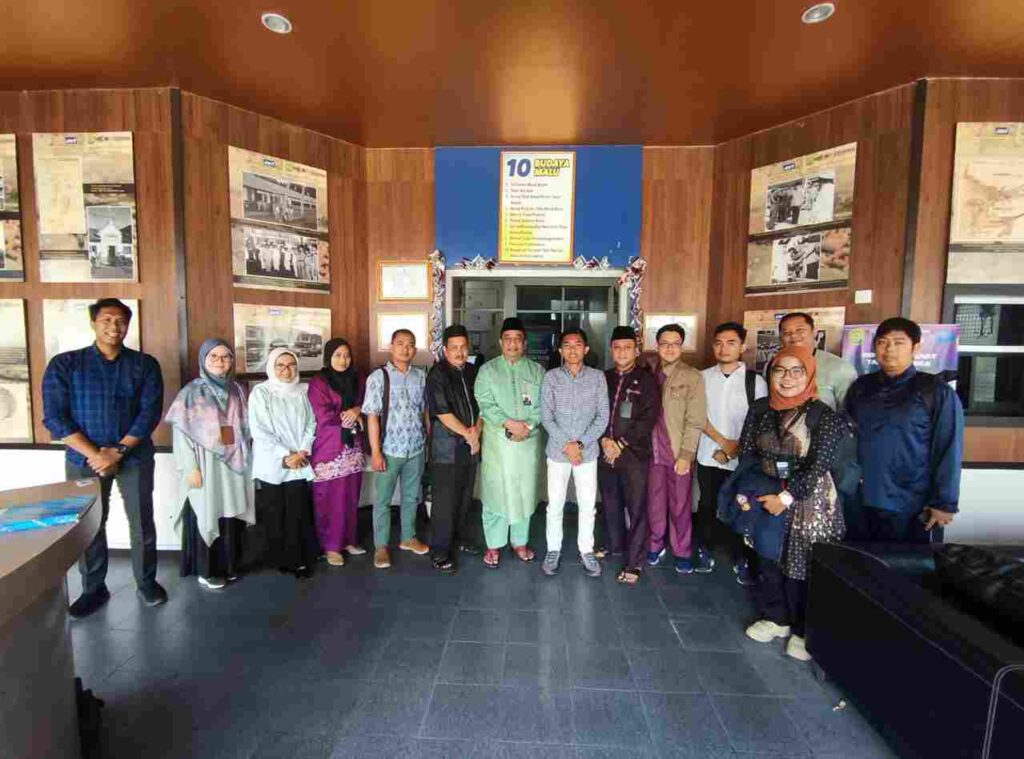 Mahasiswa Fakultas Teknik UMRAH berfoto bersama jajaran DKP Tanjungpinang. pagi tadi. (ft fuji)