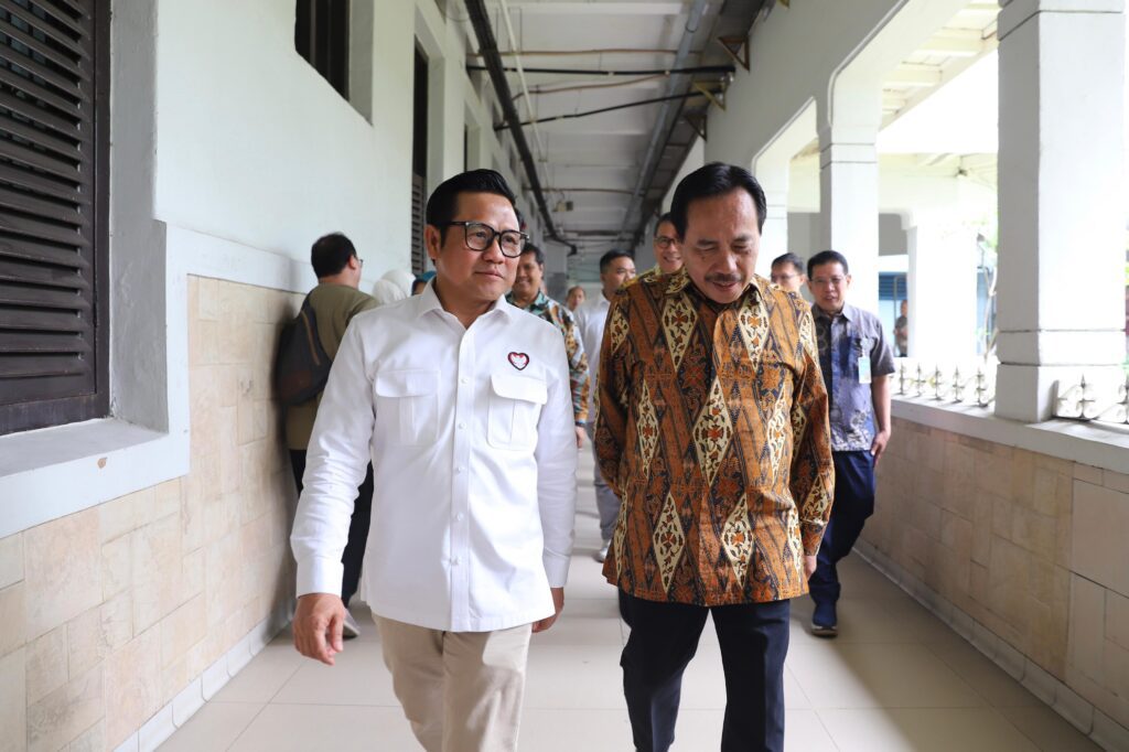 Menteri Koordinator Pemberdayaan Masyarakat Muhaimin Iskandar saat mengunjungi RSCM didampingi Dirut RSCM dr Supriyanto Dharmoredjo. (ft kemenkopm)