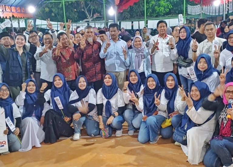 Muhamamd Rudi dan pendukungnya saat berkampanye di Bbelian Batam, malam ini. (ft ricky)