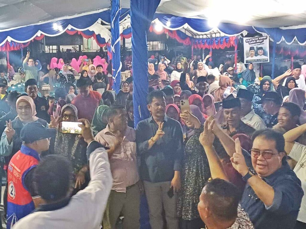 Calobn Gubernur Kepri Muhammad Rudi bersama ratusan pendukungan di Kelurahan Sambau Nongsa, malam tadi. (ft timses)