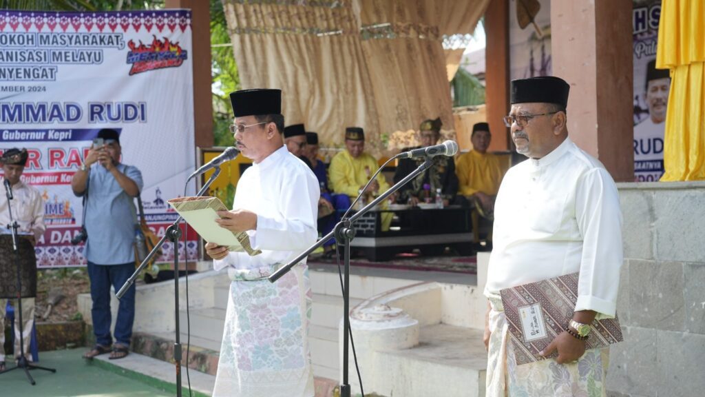 Pasangan Calon Pilkada Kepri 2024 Muhammad Rudi dan Aunur Rafiq saat membaca Sumpah Setia Melayu di Pulau Penyengat, Tanjungpinang, kemarin. (ft timses)