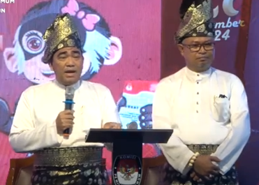 Paslon BaRa saat menyampaikan visi misinya di debat Pilkada 2024 di Aston Hotel Karimun, tadi malam. (ft msaimi)