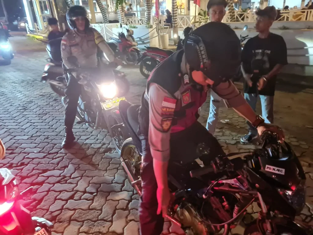 Petugas Polsek Bengkong saat mengamankan sepeda motor berknalpot brong saat Operasi Cipkon di Bengkong, kemarin malam. (ft polsekbengkong)