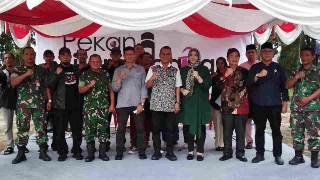 Pj Wako Tanjungpinang dan tamu undangan berfoto bersama usai pembukaan pekan literasi dan bazar UMKM yang digelar AJI Tanjungpinang, Jumat pekan kemarin. (ft kominfotjpinang(