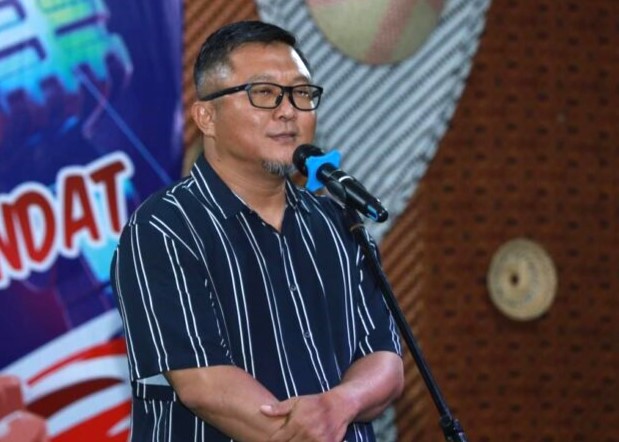 Pjs Bupati Lingga, Said Nursyahdu saat acara penutupan lomba karaoke di Lingga, tadi malam. (ft fuji)