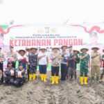 Polres Karimun dan jajaran serta undangan bnerfoto bersama saat menanam jagung di Meral Barat, pagi tadi. (ft humaspolres)