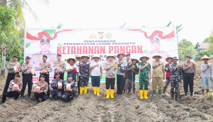 Polres Karimun dan jajaran serta undangan bnerfoto bersama saat menanam jagung di Meral Barat, pagi tadi. (ft humaspolres)