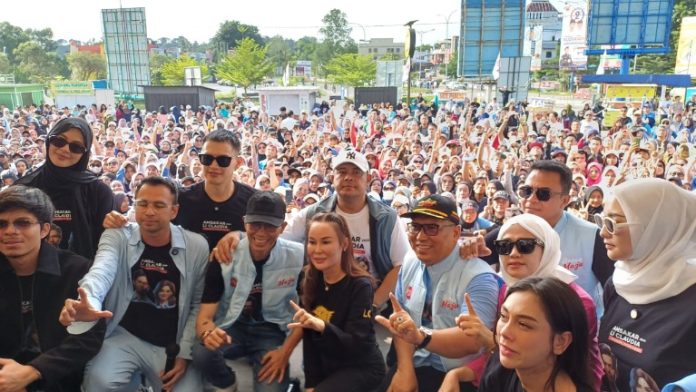 Raffi Ahmad and Friends saat menyapa seribuan relawan ASLI di Batam, siang tadi. (ft dedyswada)