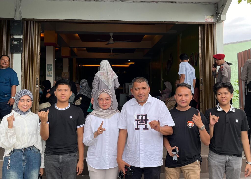 Rocky M Bawole dan istri serta anak-anaknya saat mengunakan hak suaranya di TPS 003 Lubuk Semut Karimun, pagi tadi. (Fft yudi)