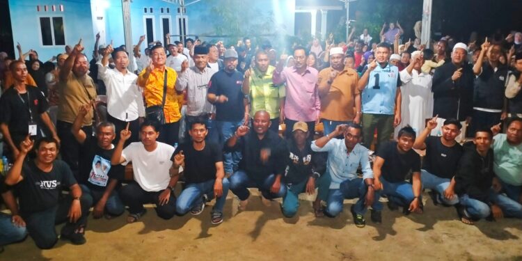 Rocky Marciano Bawole di tengah para pendukungnya di Kampung Ambat, tadi malam. (ft ery)
