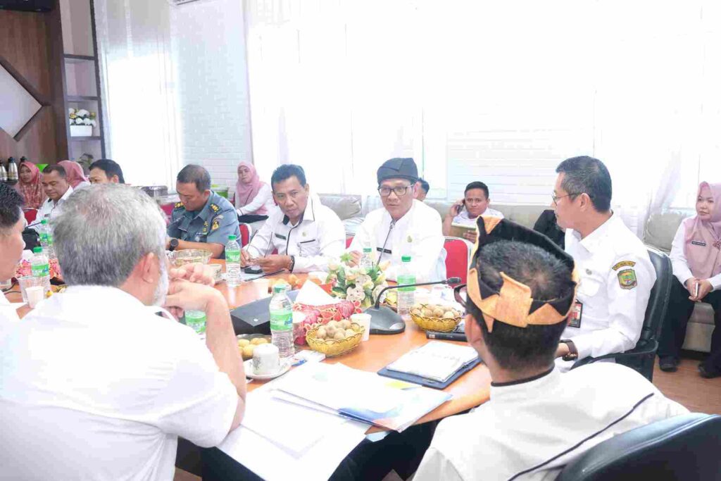 Sekdako Tanjungpinang Zulhidayat saat memimpin rakor terkait layanan 3 ini 1, kemarin. (ft kominfotjpinang)