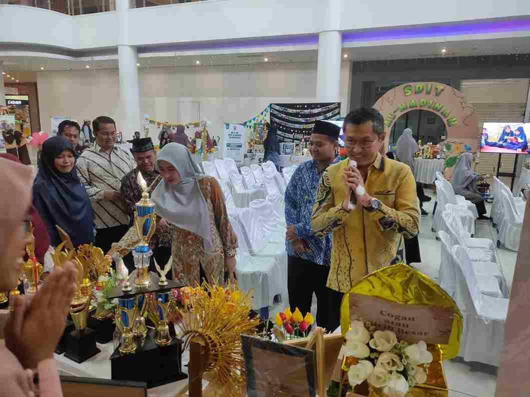 Sekdako Zulhidayat kanan) saat meninjau JSIT Expo di Tanjungpinang, kemarin. (ft kominfotjpinang)