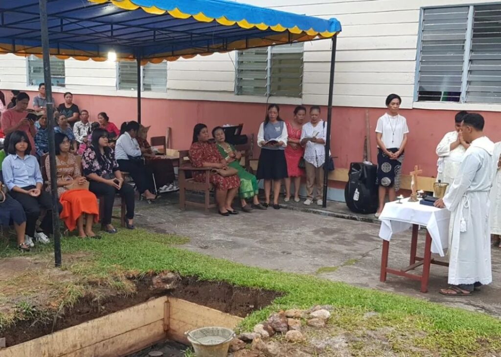 Suasana jemaat Gereja Katolik ST Paulus Dabo Singkep saat peletakan batu pertama pembangunannya, akhri pekan kemarin. (ft gerejastpaulusdabo)