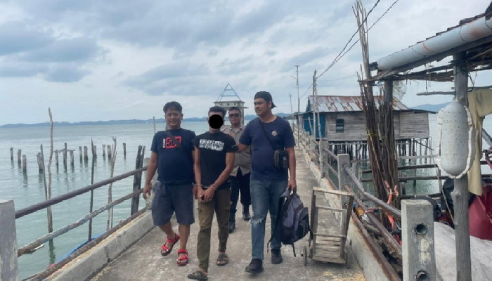 Terduga pelaku saat diamankan petugas Polsek Tebing, pagi tadi. (ft polsektebing)