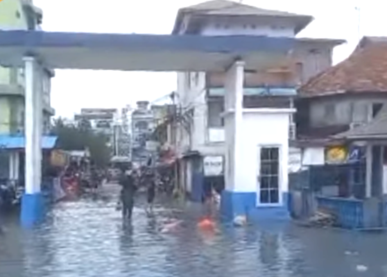 Banjir di pintu masuk pelabuhan Tanjungbatu, kemarin. (ft videowarga ricky)
