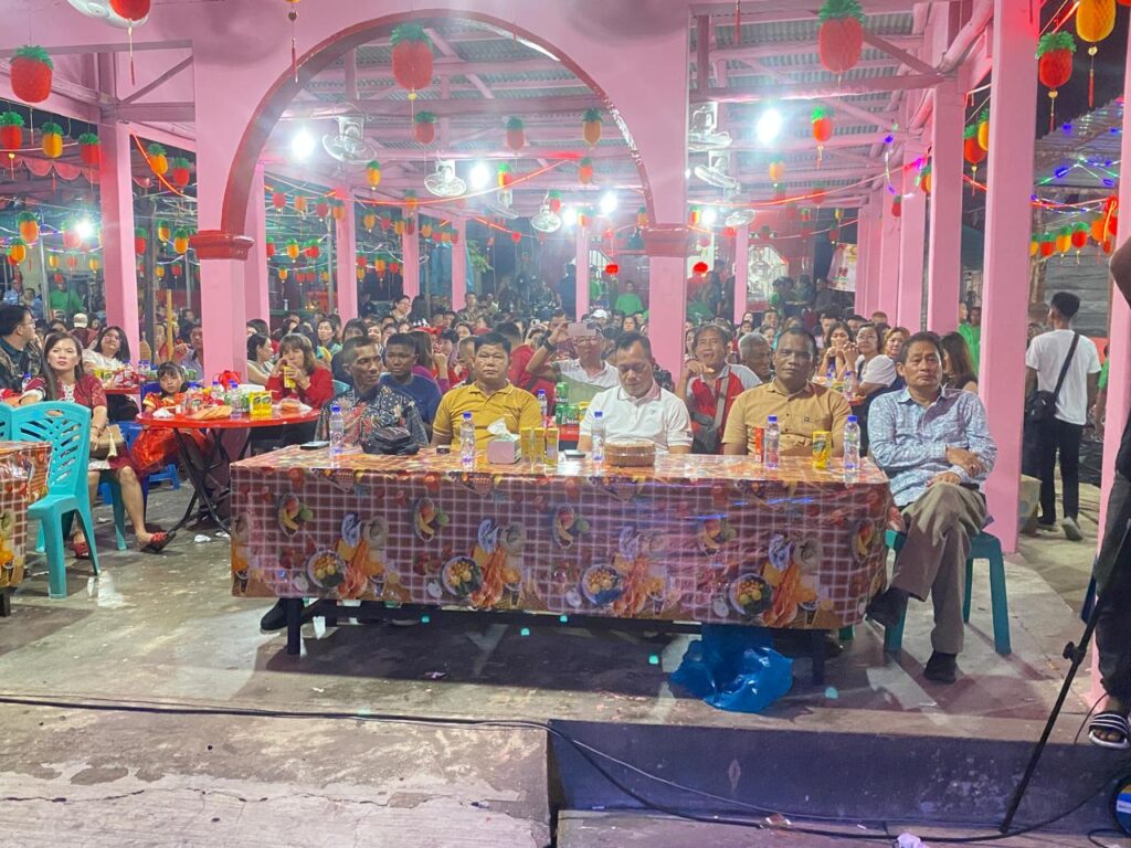 Bupati Nizar saat menghadiri sembahyang keselamatan di Desa Rejai, tadi malam. (ft gafar)