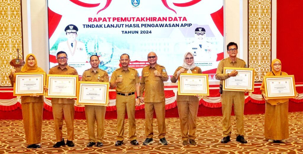 Enam OPD penerima penghargaan pengawasan APIP di Aula Wan Seri Beni, Tanjungpinang, siang tadi, (ft kominfokepri)
