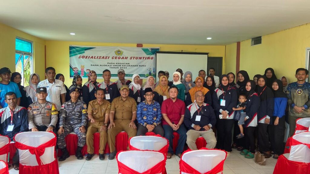 Foto bersama sebelum acara sosialisasi pencegahan stunting di Kantor Lurah Buru Kecamatan Buru, pagi tadi. (ft ery)