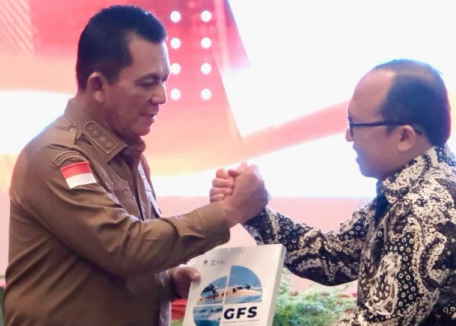 Gubernur Ansar Ahmad saat menyerahkan simolis DIPA di Tanjungpinang, kemarin. (ft fuji)