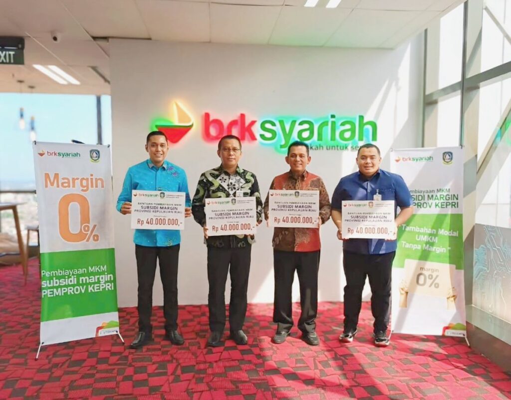 Gubernur Ansar saat melakukan PKS antara Pemprov Kepri dengan BRK Syariah di Ruang Sharia Digital Center, Menara Dang Merdu BRK Syariah, Pekanbaru, Riau. (ft kominfokepri)