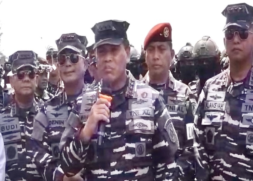 KASAL Laksamana TNI Dr. Muhammad Ali saat diwawancarai wartawan di sela kegiatan latihan di Singkep, kemarin. (ft gafar)