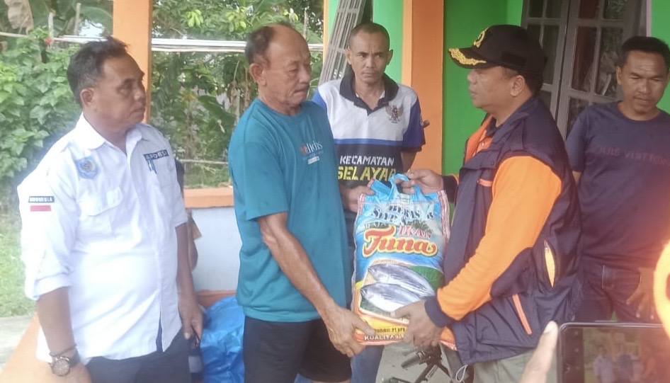 Kepala BPBD Lingga saat menyalurkan bantuan kepada korban kebakaran di Desa Penuba Kabupaten Lingga, siang ini. (ft oktanius)