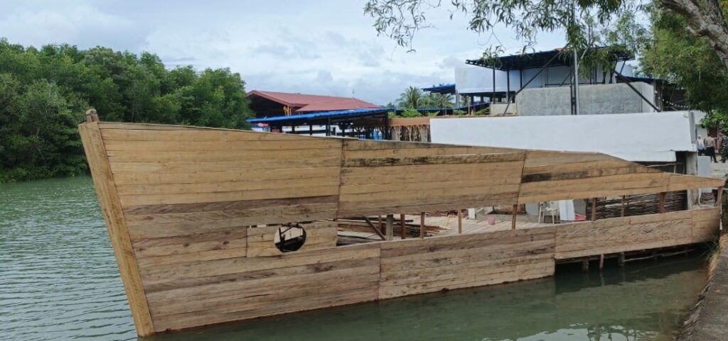 Penampakan cafe berbentuk bangunan kapal yang disegel Satpol PP Tanjungpinang, pagi tadi. (ft wandy)