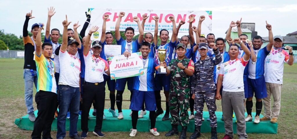 Tim Porsidas usai mengangkat tropi juara Hari Jadi ke-21 Lingga, siang tadi. (ft gafar)