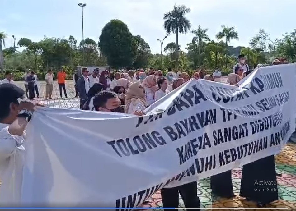 ASN Pengunjukrasa di Pemkab Karimun, pagi tadi. (ft msaimi)