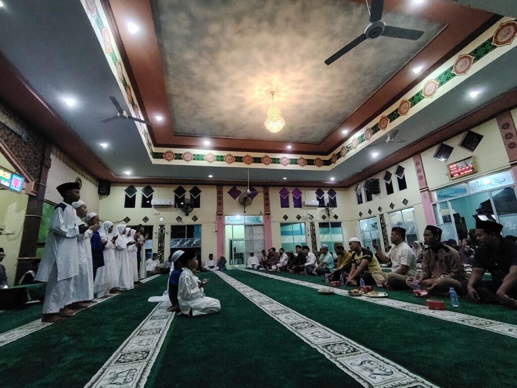Anak-anak Perumahan Balai Garden saat menampilkan pembacaan Salawat Busyro di Masjid An-Nabawi, malam ini. (ft msaimi)