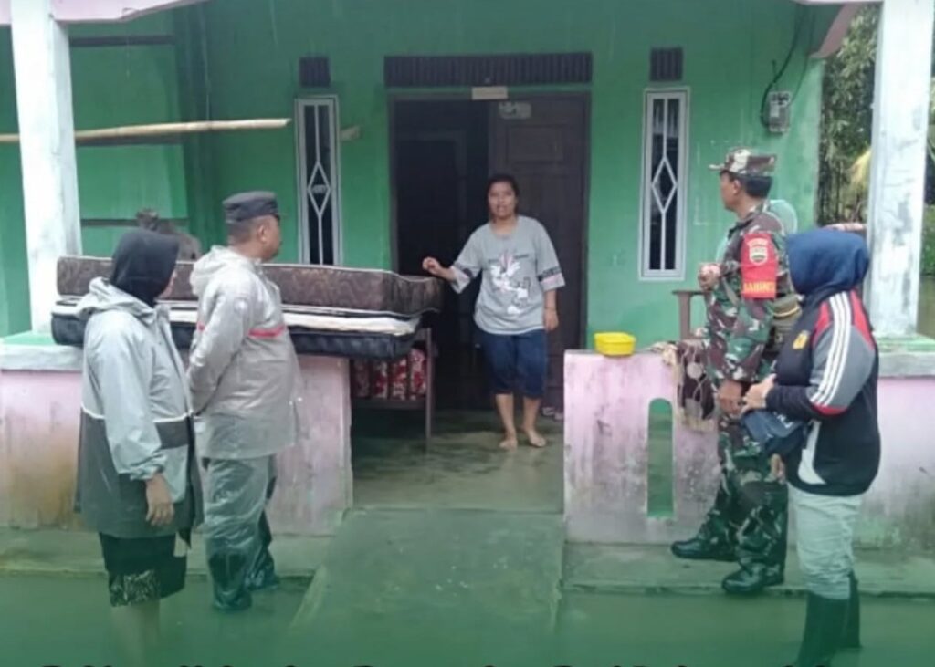 Babinsa Darussalam saat meninjau korban banjir di Lembah Permai Kelurahan Darussalam Kecamatan Meral Barat, siang tadi (ft babinsadarussalam)