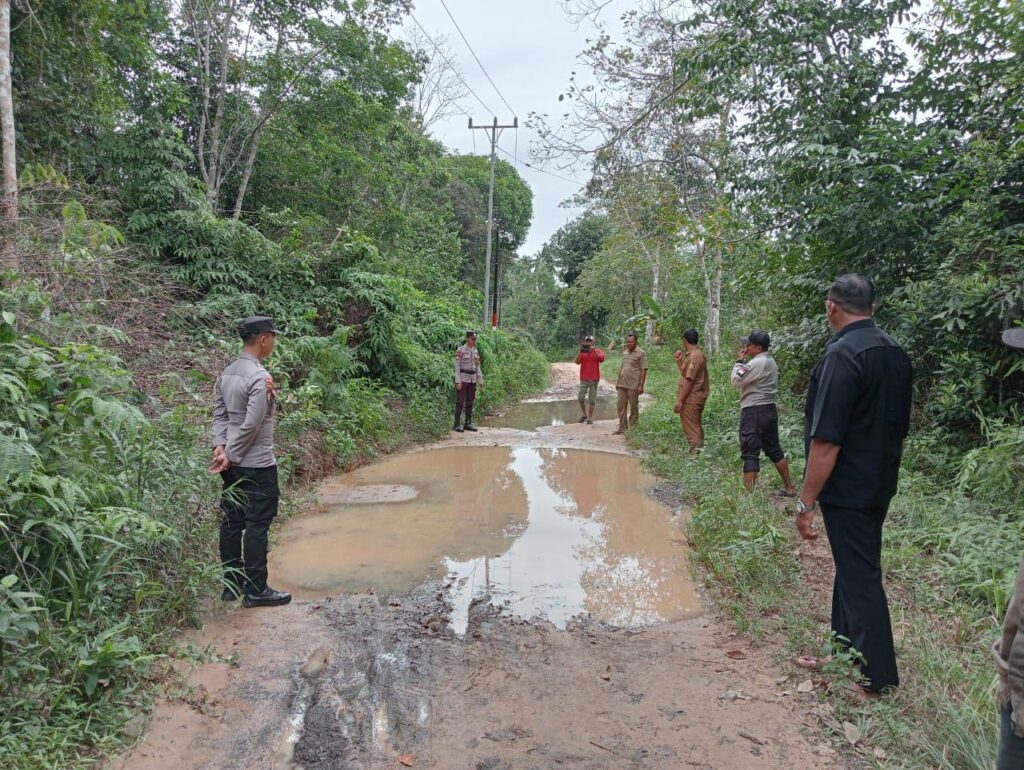 Jajaran Polsek Daik Lingga saat melakukan pemantauan lokasi rawan bencana, pagi tadi. (ft gafar)