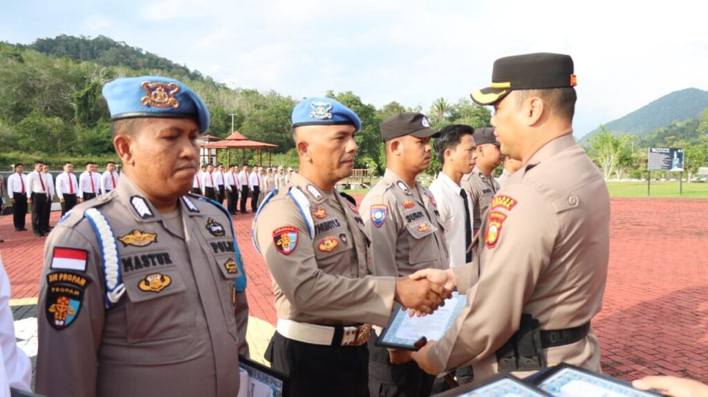 Kapolres Lingga saat menyampaikan penghargaan kepada personelnya yang berprestasi, pagi tadi, (ft gafar)