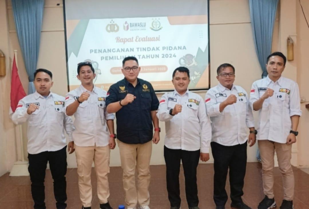 Komisioner Bawaslu berfoto bersama jajaran Polres Lingga, kemarin. (ft gafar)