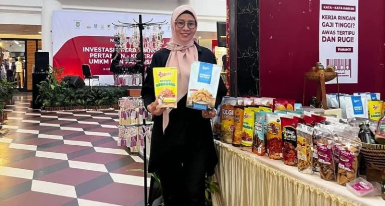 Konsultan PLUT Batam Nurul Qamariah Adijaya saat menunjukkan salah satu produk UMKM yang sudah berizin. (ft qori)