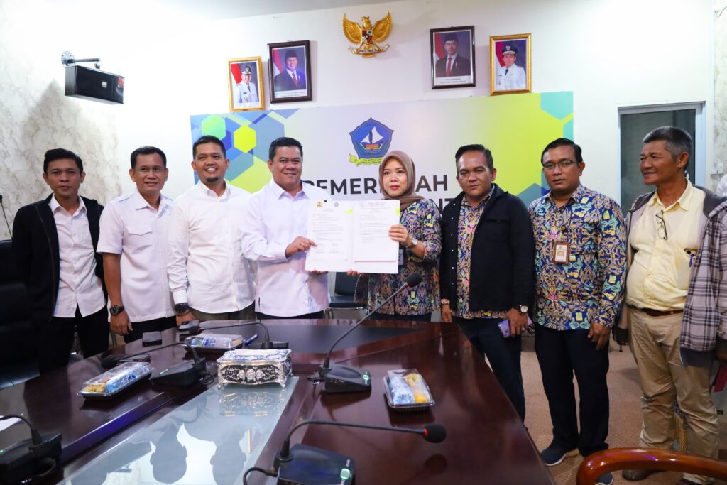 Pemkab Bintan bersama Tim BPPW melalui Satker Pelaksanaan Prasarana Permukiman Kepulauan Riau melakukan serah terima Program SANIMAS) di Ruang Rapat Bupati, kemarin. (ft mcbintan)