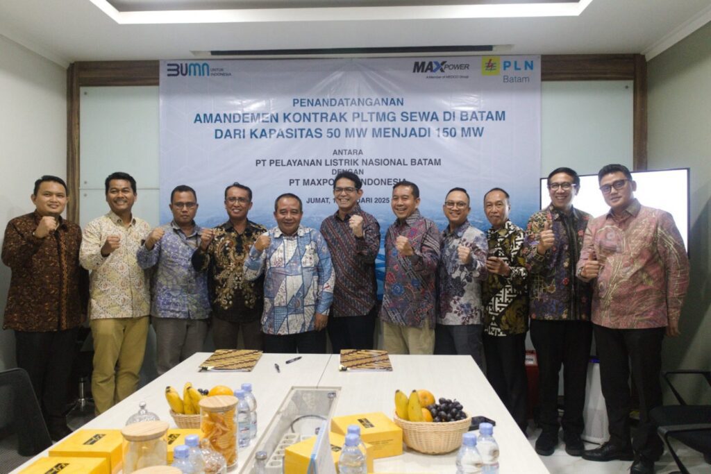 Penandatanganan amandemen Maxpower Indonesia yang menambah kapasitas pembangkit tambahan 100 MW, akhir pekan lalu. (ft plnbatam)